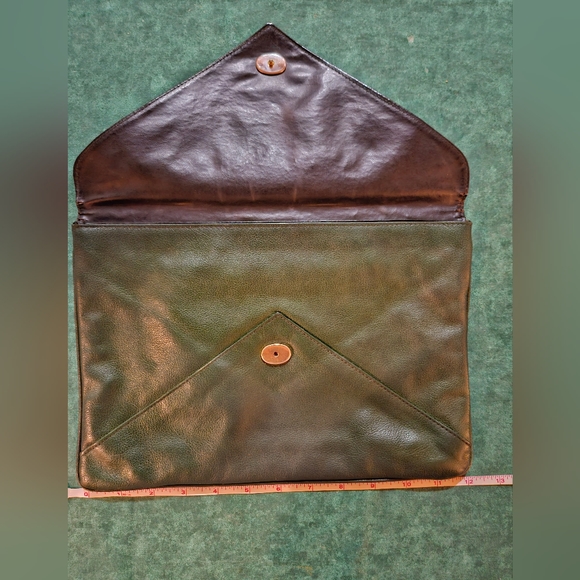 Vintage 70s Dark Green Leather Woodward and Lothrop Envelope Purse - Picture 2 of 12